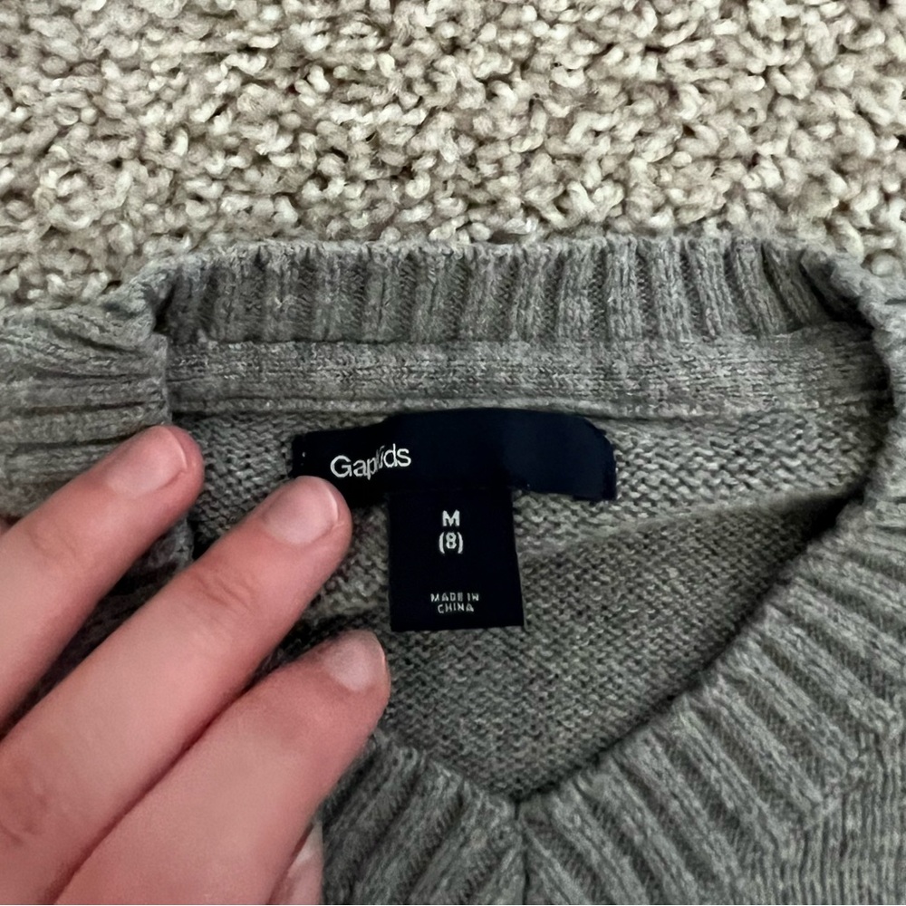 🔘GAP: Boy size M, gray long sleeve v-neck sweater, preowned🔘 - Picture 2 of 7